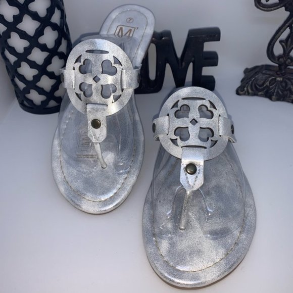 NIB SILVER Ornate thong sandals 7 - Picture 1 of 4